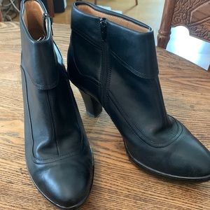 leather  black upper bootie size 8 1/2